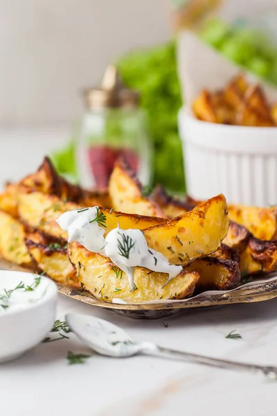 Lezzetli kızarmış patates maydanoz ile süslenmiş. Fırında patates 