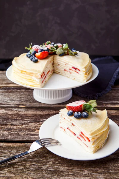 Crêpe taart bakkerij stuk met aardbei en vanille saus op woo — Stockfoto