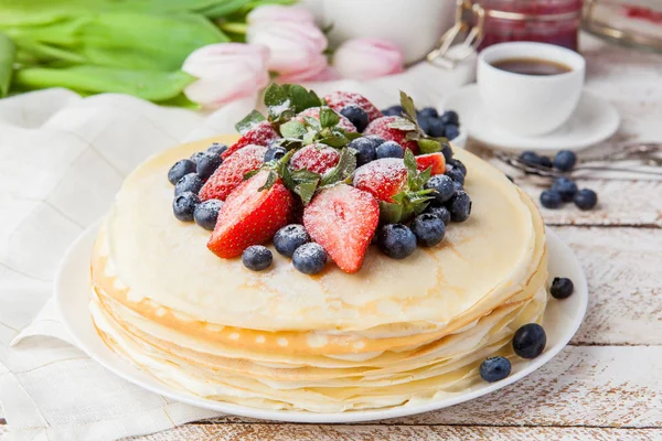 Traditional crepes cake with cottage cheese and strawberry, sele — Stock Photo, Image