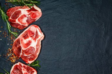 Çiğ et sulu biftek Kavurma ve siste bir bla üzerinde hazır