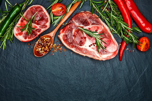 Ham sığır eti biftek baharat ve biberiye ile. Düz yatıyordu. Üstten Görünüm