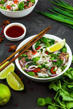Pho Bo - Vietnamca taze pirinç şehriye çorbası sığır, otlar ve biber ile. Vietnam'ın ulusal çanak.