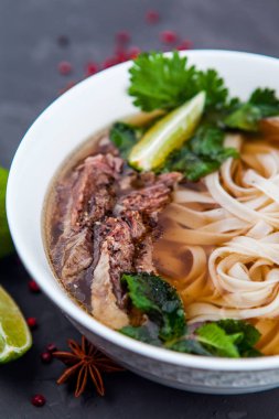 Pho Bo - Vietnamca taze pirinç şehriye çorbası sığır, otlar ve biber ile. Vietnam'ın ulusal çanak.