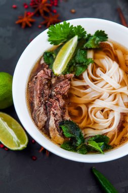 Pho Bo - Vietnamca taze pirinç şehriye çorbası sığır, otlar ve biber ile. Vietnam'ın ulusal çanak.