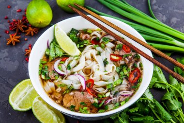 Pho Bo - Vietnamca taze pirinç şehriye çorbası sığır, otlar ve biber ile. Vietnam'ın ulusal çanak.