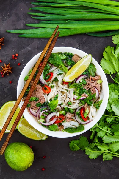 Pho Bo - Vietnamca taze pirinç şehriye çorbası sığır, otlar ve biber ile. Vietnam'ın ulusal çanak.
