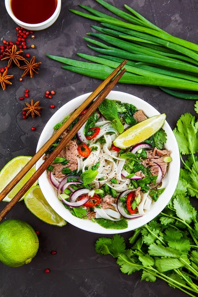 Pho Bo - Vietnamca taze pirinç şehriye çorbası sığır, otlar ve biber ile. Vietnam'ın ulusal çanak.