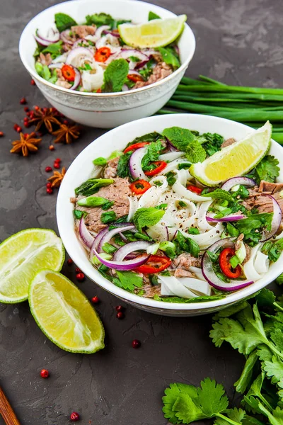 Pho Bo - Vietnamca taze pirinç şehriye çorbası sığır, otlar ve biber ile. Vietnam'ın ulusal çanak.