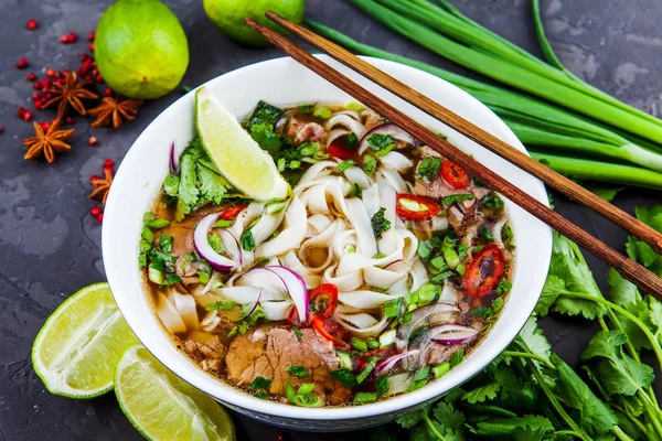 Pho Bo - Vietnamca taze pirinç şehriye çorbası sığır, otlar ve biber ile. Vietnam'ın ulusal çanak.