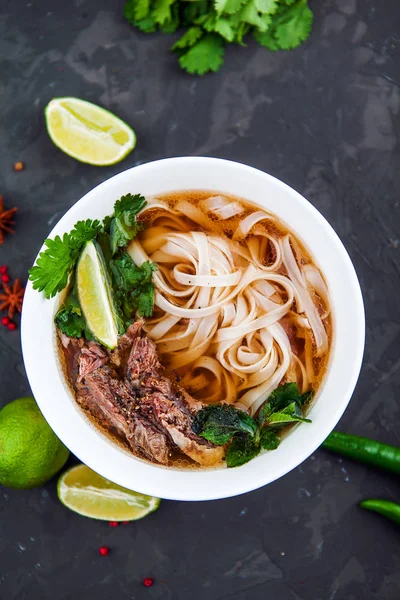 Pho Bo - Vietnamca taze pirinç şehriye çorbası sığır, otlar ve biber ile. Vietnam'ın ulusal çanak.
