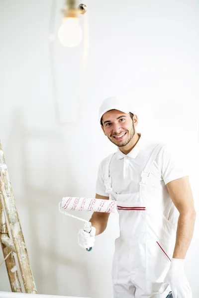 Ung man målning väggar. — Stockfoto