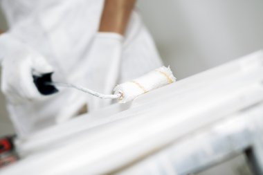 Genç adam resim windows. Siyah ve beyaz.