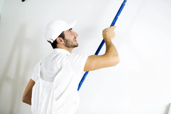 Hombre joven pintando paredes . —  Fotos de Stock