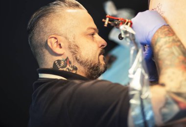 Adam dövme, bir stüdyoda yapıyor.