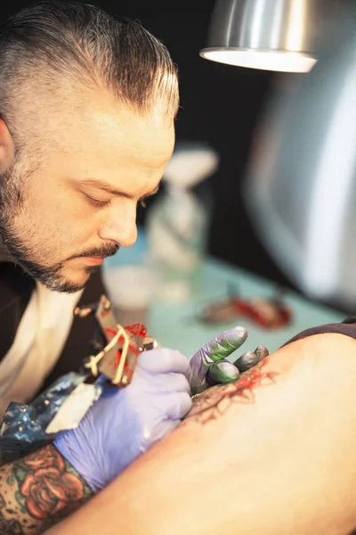 Парень делает татуировку в студии. . — стоковое фото