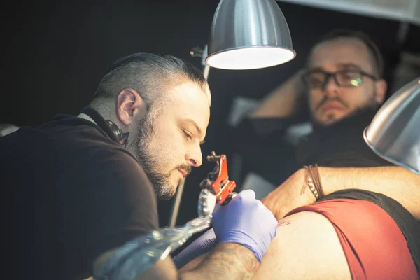 Хлопець робить татуювання, в студії. — стокове фото