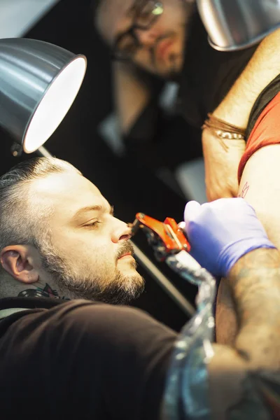 Хлопець робить татуювання, в студії. — стокове фото