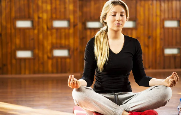 Linda joven en una pose de yoga . — Foto de Stock