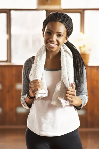 Bella ragazza in palestra . — Foto Stock