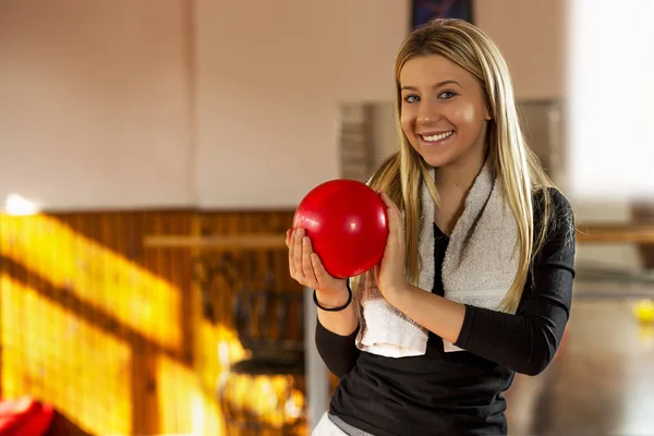 Mooi jong meisje in een sportschool. — Stockfoto