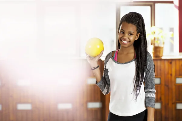 Vacker ung flicka i ett gym. — Stockfoto