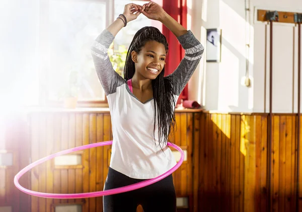 Beautiful young girl in a gym. — Stock Photo, Image