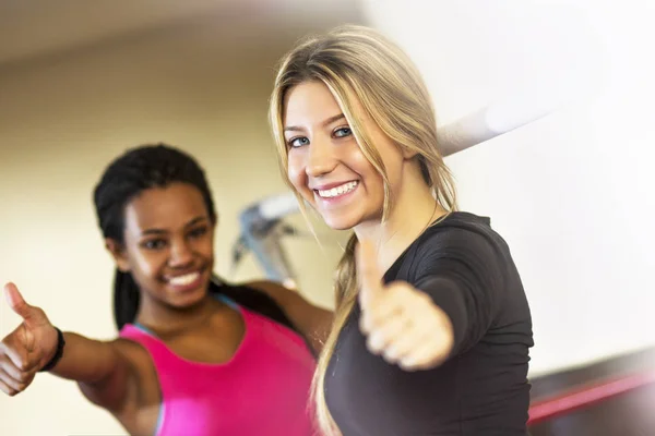 Duas meninas de esportes desfrutando de tempo em um ginásio . — Fotografia de Stock