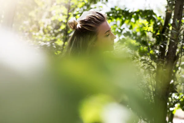 Flicka i naturen. — Stockfoto