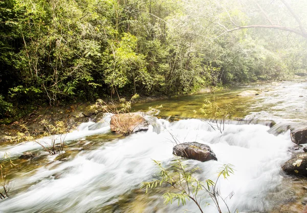 Schöne Wasserfalllandschaft. — Stockfoto