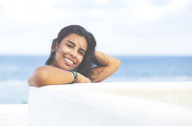 Genç Meksikalı Kadın, dışarıda. Güzel melez kız dışarıda poz veriyor..