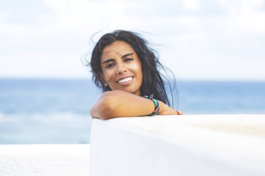 Genç Meksikalı Kadın, dışarıda. Güzel melez kız dışarıda poz veriyor..