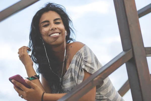 Молодая Мексиканка Улице Девушка Смешанных Рас Позирует Слушая Музыку Открытом — стоковое фото