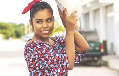 Güzel Meksikalı kız pozu. Tatlı, genç Meksikalı kadın poz veriyor..