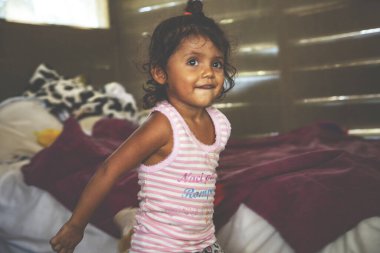 543 sevimli Meksikalı kız. Çocukluk. Meksika kökenli genç bir kızın portresi, dışarıda..