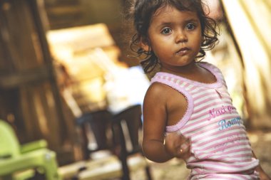 Sevimli küçük Meksikalı kız. Çocukluk. Meksika kökenli genç bir kızın portresi, dışarıda..