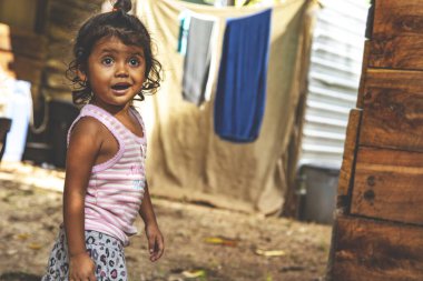 Sevimli küçük Meksikalı kız. Çocukluk. Meksika kökenli genç bir kızın portresi, dışarıda..