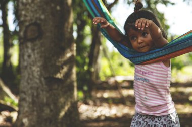 Sevimli küçük Meksikalı kız. Çocukluk. Meksika kökenli genç bir kızın portresi, dışarıda..