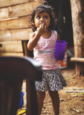 Sevimli küçük Meksikalı kız. Çocukluk. Meksika kökenli genç bir kızın portresi, dışarıda..