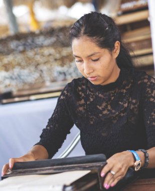 Sigara yapan güzel bir kadın. Genç Meksikalı kız, el yapımı puro üretiyor..