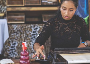 Sigara yapan güzel bir kadın. Genç Meksikalı kız, el yapımı puro üretiyor..