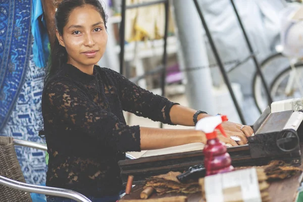 Schöne Frau Die Zigarren Herstellt Junge Mexikanische Mädchen Produzieren Handgemachte — Stockfoto