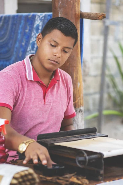 Homem Fazendo Charutos Jovem Mexicano Produzir Charuto Artesanal — Fotografia de Stock