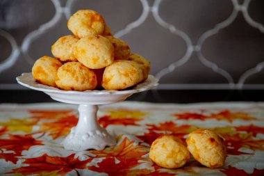 Restoranda servis edilen peynirli ekmek. Brezilya peynirli ekmek - Geleneksel Brezilya yemeği. 