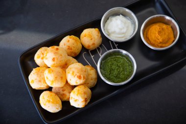 Restoranda servis edilen peynirli ekmek. Brezilya peynirli ekmek - Geleneksel Brezilya yemeği. 