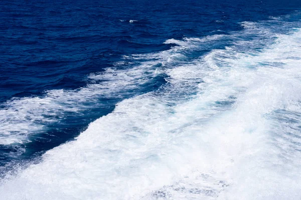 利用科尔武射流 气泡和波浪在水面上复制空间的清晰海面背景 — 图库照片