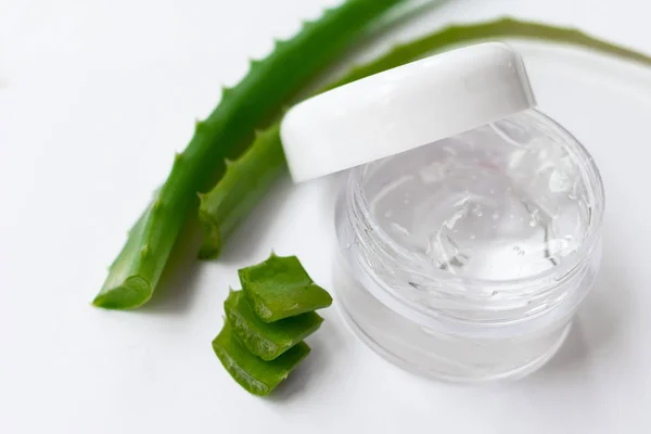 Aloe Vera Deixa Gel Sobre Fundo Branco Isolado — Fotografia de Stock