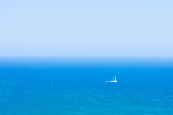 Hermoso Paisaje Marino Con Mar Mediterráneo Azul Tranquilo Niebla Barco —  Fotos de Stock