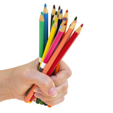 Genç bir kızın elinde bir grup renkli kalem var. Okul, kolej ve üniversite araçları, grafik ve çizim için renkli kalemler. Beyaz arkaplanda izole edilmiş..