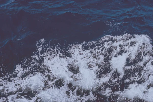 Limpe Superfície Mar Mediterrâneo Puro Com Monte Pequenas Ondas Bolhas — Fotografia de Stock