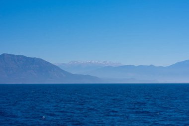 Dağlarla ve mavi deniz suyuyla yaz deniz manzarası